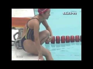 小さめの競泳水着でハイレグ